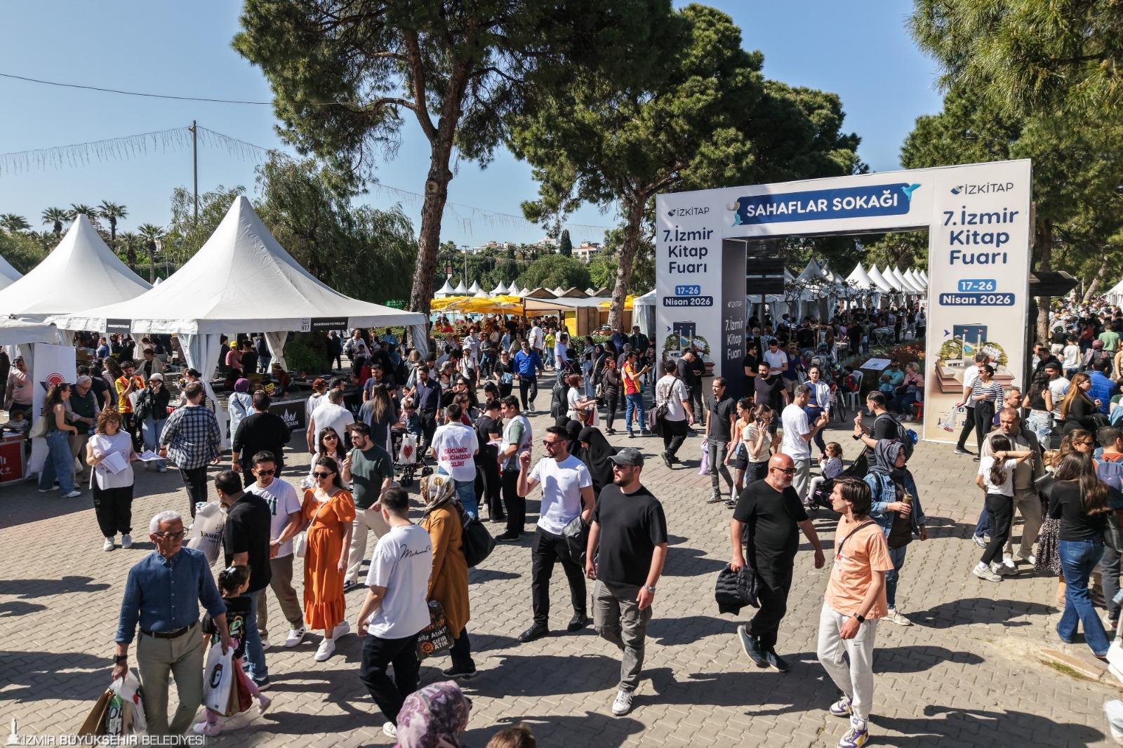 İzmir Kitap Fuarı, yüz binlerce kitapseveri ağırlayarak sona erdi. Söyleşiler,