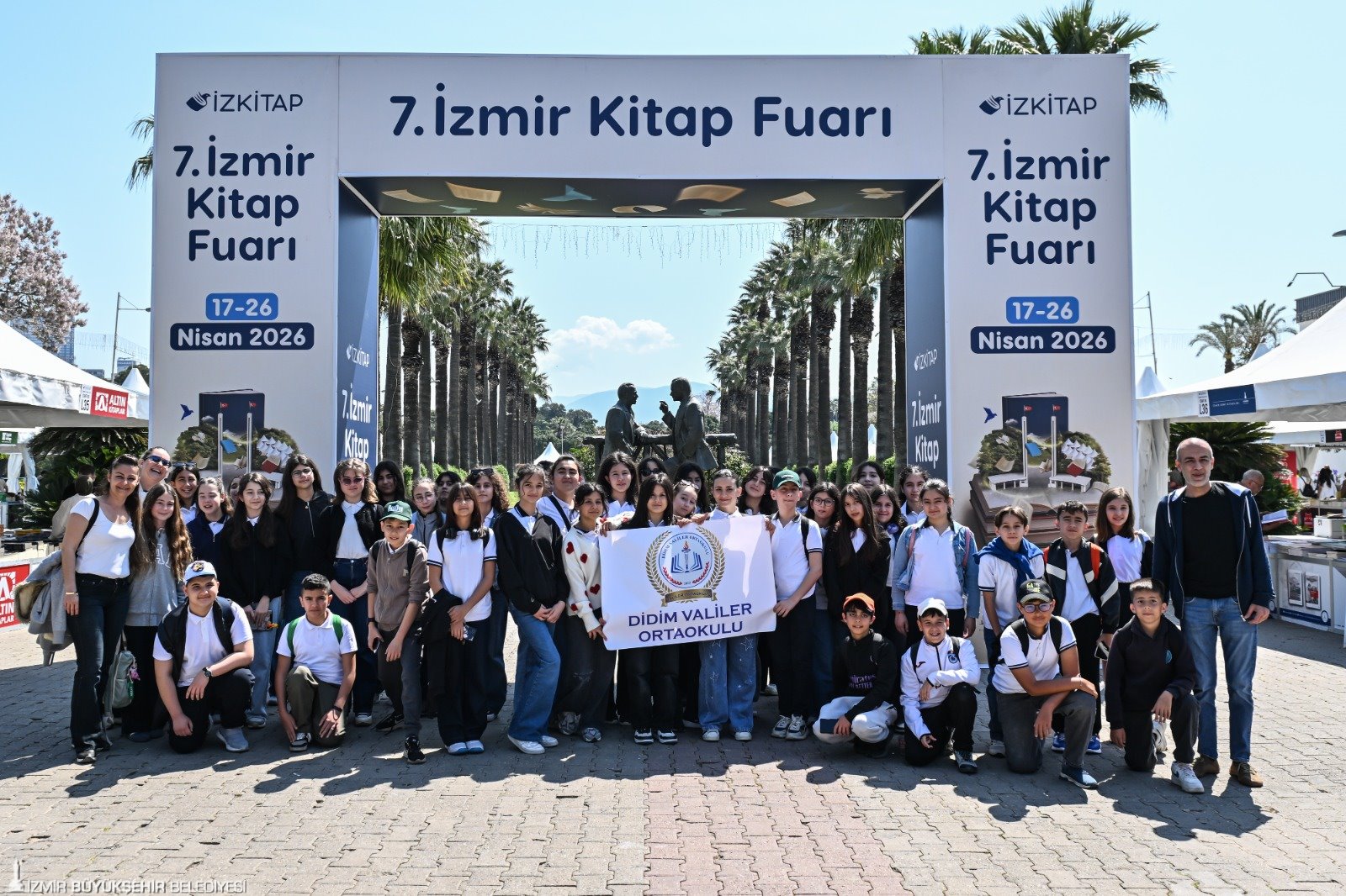 İZKİTAP – 7. İzmir Kitap Fuarı, öğrencilerin yoğun ilgisiyle dolup
