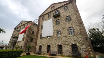 İzmir Büyükşehir Belediyesi’ne ait Meslek Fabrikası’nın polis eşliğinde sabaha karşı