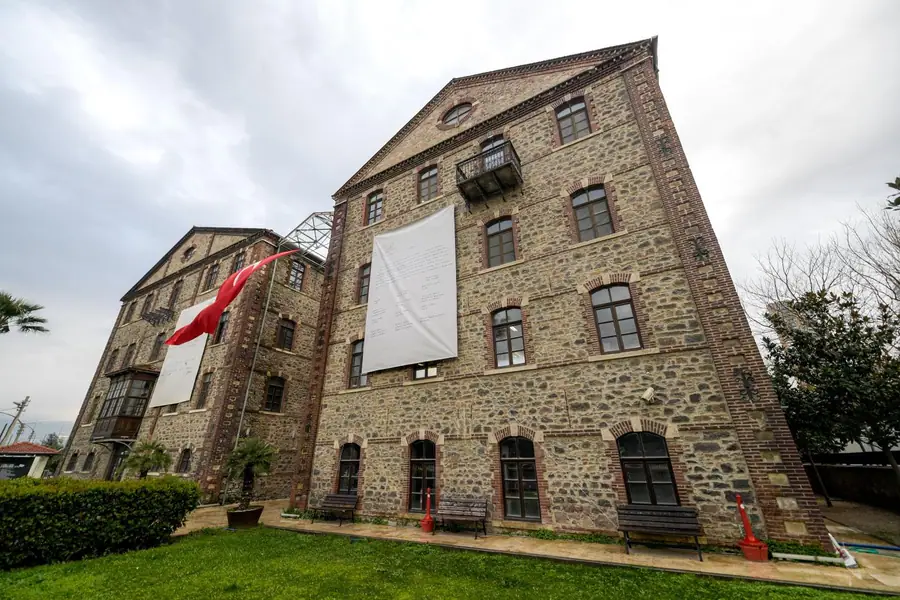 İzmir Büyükşehir Belediyesi’ne ait Meslek Fabrikası’nın polis eşliğinde sabaha karşı