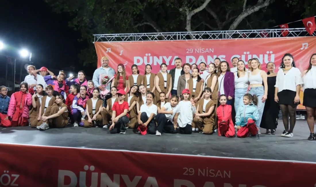 Dikili Belediyesi'nin düzenlediği29 Nisan Dünya Dans Günü etkinlikleri, her yaştan