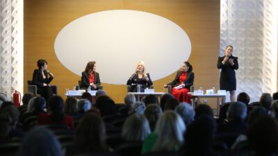 Karşıyaka Belediyesi Kent Düşünce Merkezi, akademisyenler ve sivil toplum temsilcilerinin