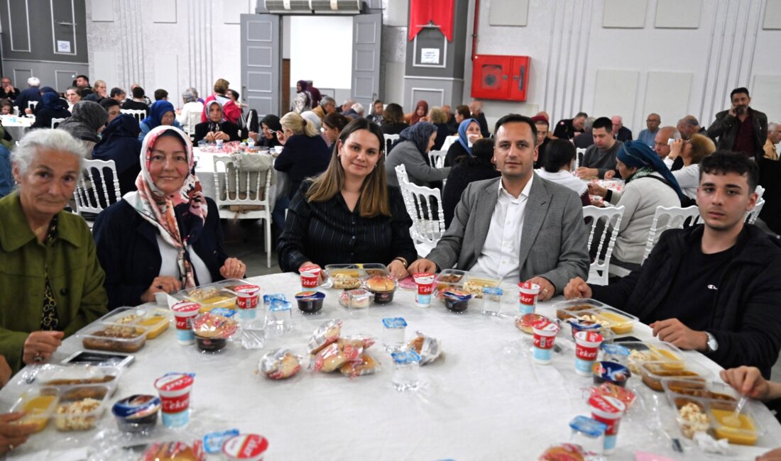 Bornova Belediyesi’nin Kent Kasap hizmetinden yararlanan vatandaşlar dayanışma yemeğinde bir
