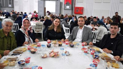 Bornova Belediyesi’nin Kent Kasap hizmetinden yararlanan vatandaşlar dayanışma yemeğinde bir