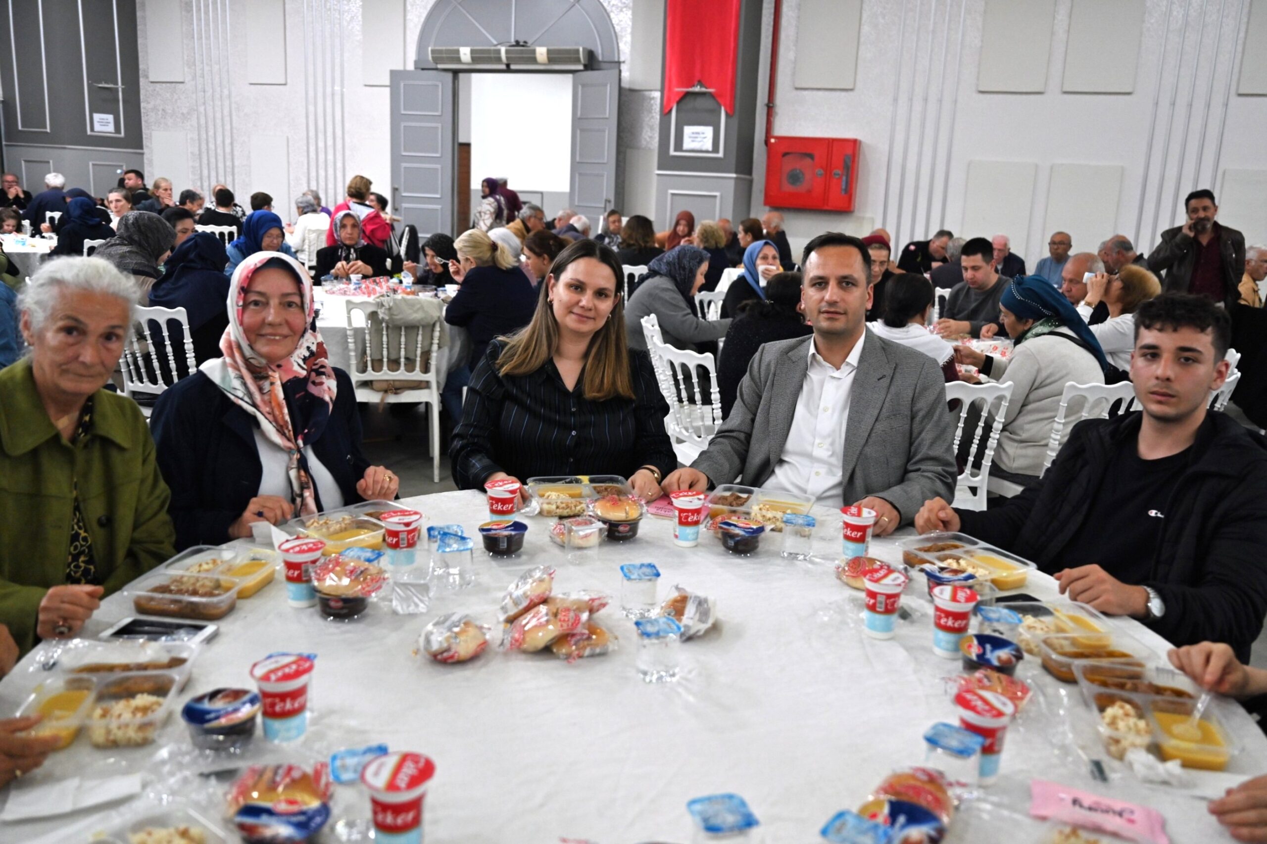 Bornova Belediyesi’nin Kent Kasap hizmetinden yararlanan vatandaşlar dayanışma yemeğinde bir