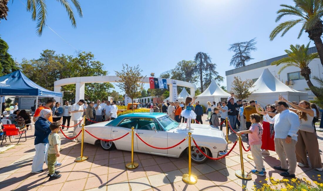 İZKİTAP ile eş zamanlı düzenlenen Klasik Otomobil Sergisi, iki günde