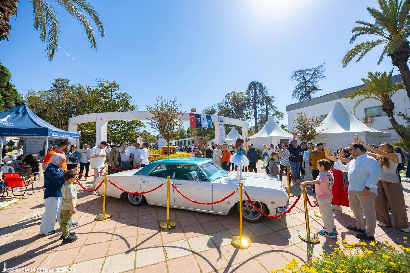İZKİTAP ile eş zamanlı düzenlenen Klasik Otomobil Sergisi, iki günde