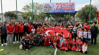 Menderes Belediyesi tarafından düzenlenen 23 Nisan Minik Kramponlar Futbol Turnuvası’nda