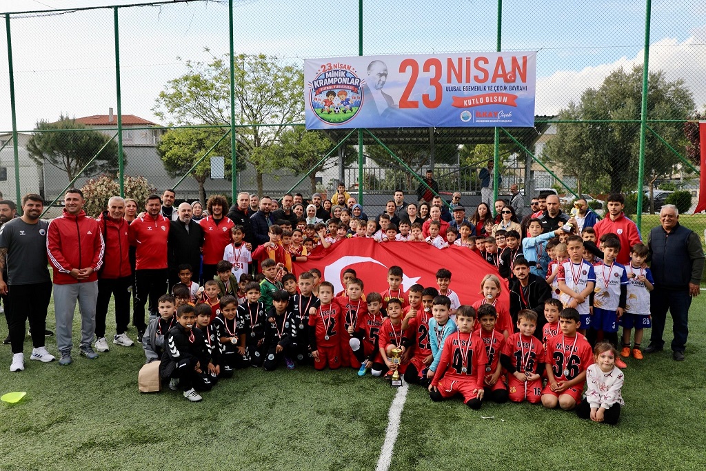 Menderes Belediyesi tarafından düzenlenen 23 Nisan Minik Kramponlar Futbol Turnuvası’nda