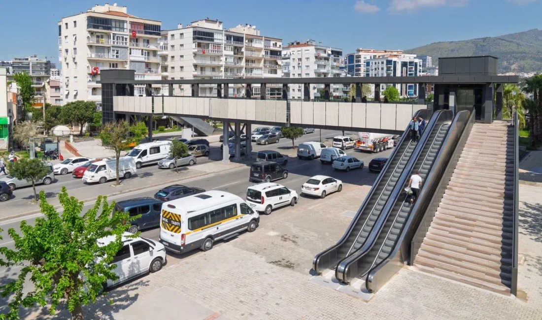 Yeni Girne Bulvarı’nda yoğun yaya trafiği için yapılan üst geçit,