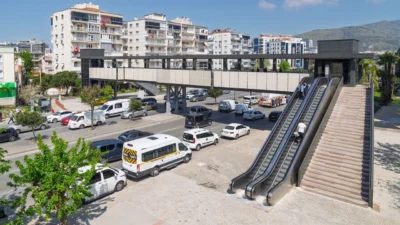 Yeni Girne Bulvarı’nda yoğun yaya trafiği için yapılan üst geçit,