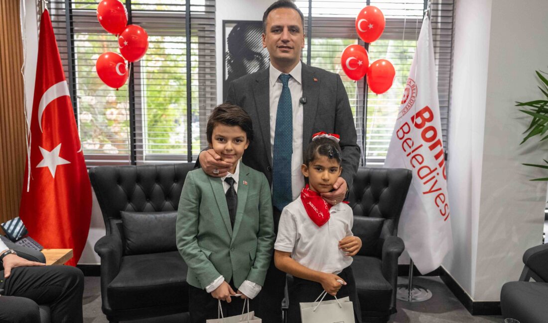 Bornova’da 23 Nisan kutlamalarında Başkan Ömer Eşki makamını iki öğrenciye