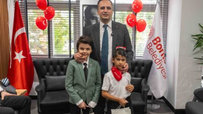 Bornova’da 23 Nisan kutlamalarında Başkan Ömer Eşki makamını iki öğrenciye