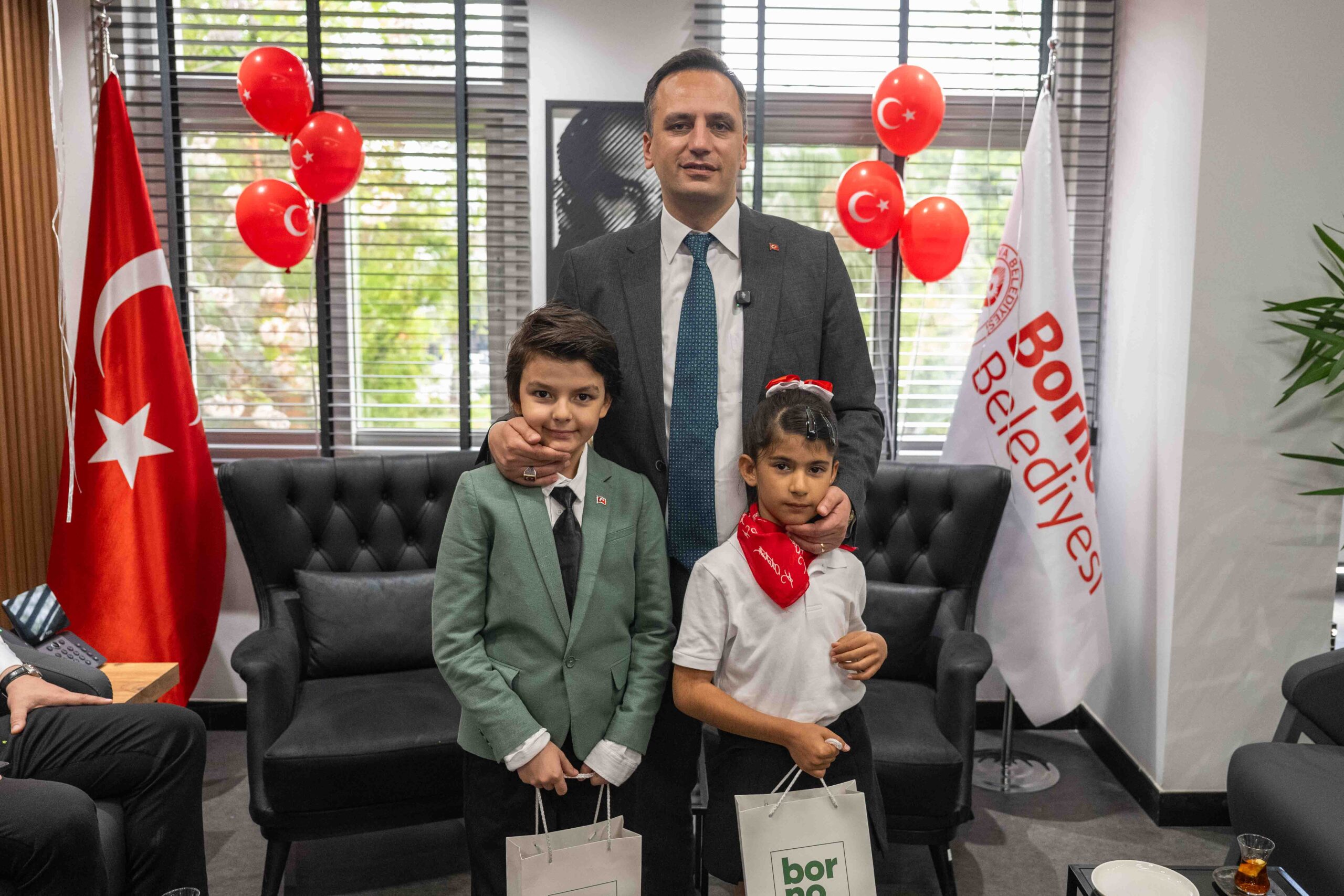 Bornova’da 23 Nisan kutlamalarında Başkan Ömer Eşki makamını iki öğrenciye