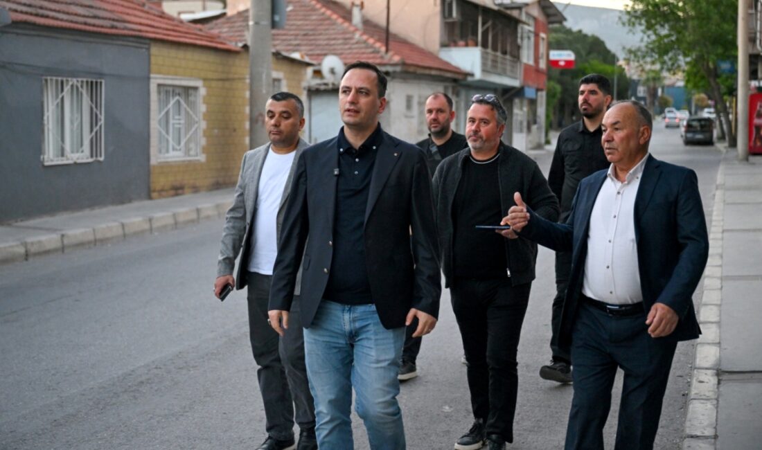 Bornova Belediye Başkanı Ömer Eşki, Egemenlik Mahallesi’nde saha incelemesi yaparak