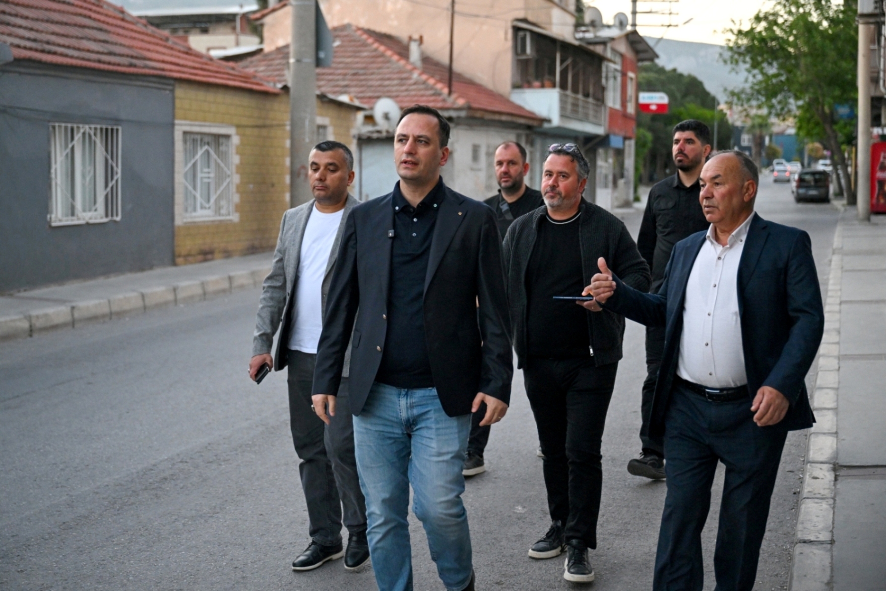 Bornova Belediye Başkanı Ömer Eşki, Egemenlik Mahallesi’nde saha incelemesi yaparak