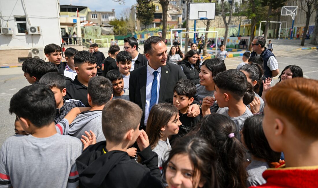 Bornova Belediye Başkanı Ömer Eşki, Evrenosoğlu Ortaokulu’nu ziyaret ederek öğrencilerle