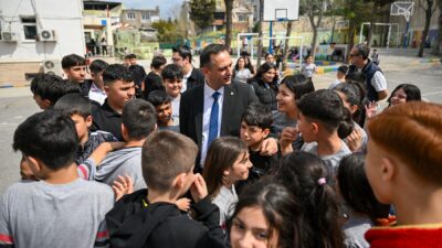 Bornova Belediye Başkanı Ömer Eşki, Evrenosoğlu Ortaokulu’nu ziyaret ederek öğrencilerle