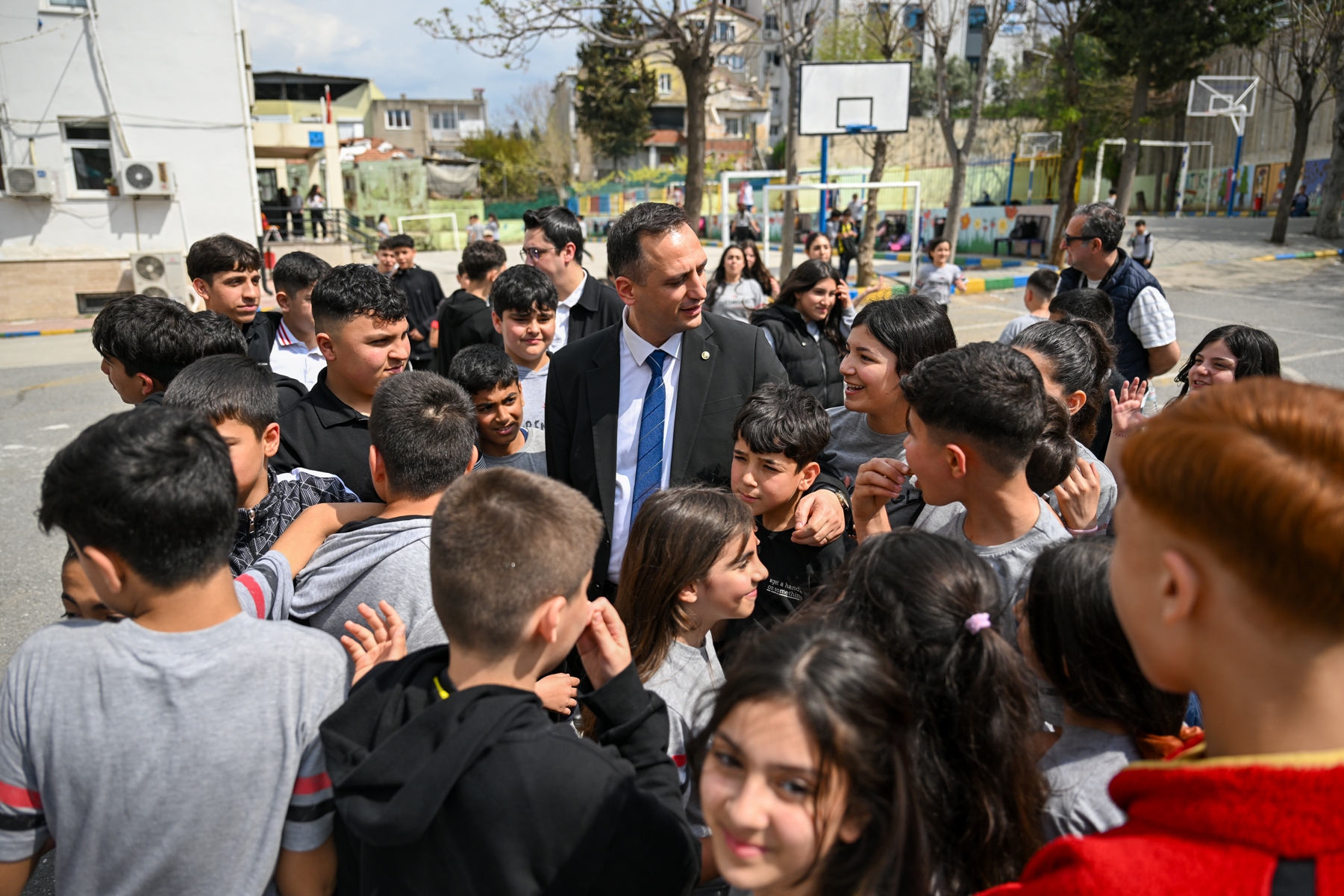 Bornova Belediye Başkanı Ömer Eşki, Evrenosoğlu Ortaokulu’nu ziyaret ederek öğrencilerle