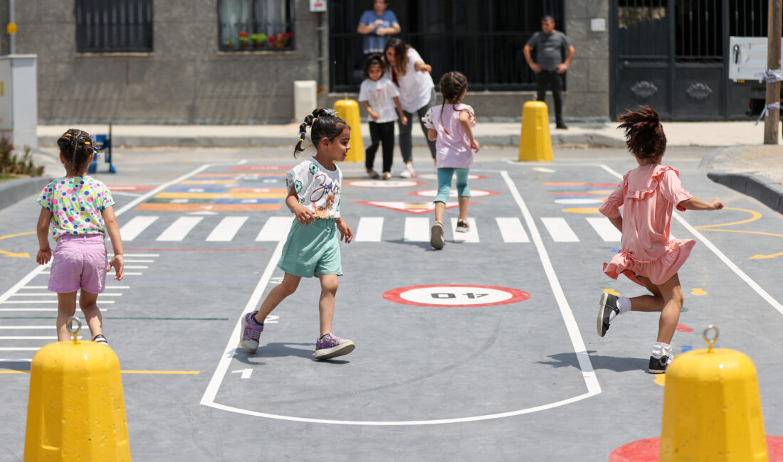 Buca Belediye Başkanı Mimar Görkem Duman’ın çocuklara güvenli oyun alanları
