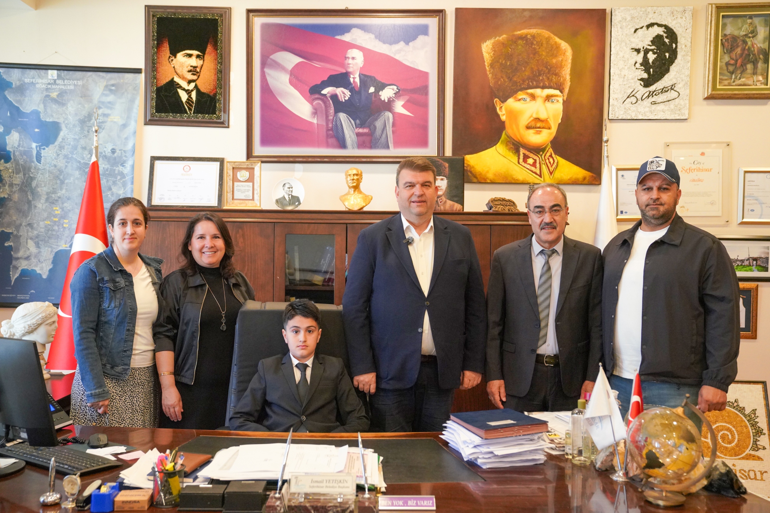 Seferihisar Belediye Başkanı İsmail Yetişkin, 23 Nisan kapsamında koltuğunu öğrenci