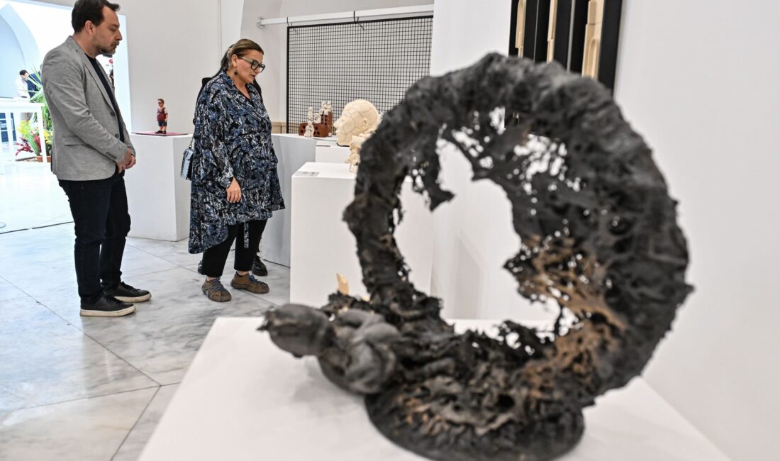 İzmir’de düzenlenen 2. Uluslararası Işık Seramik Yarışması Sergisi, “Koruyamadıklarımız” temasıyla