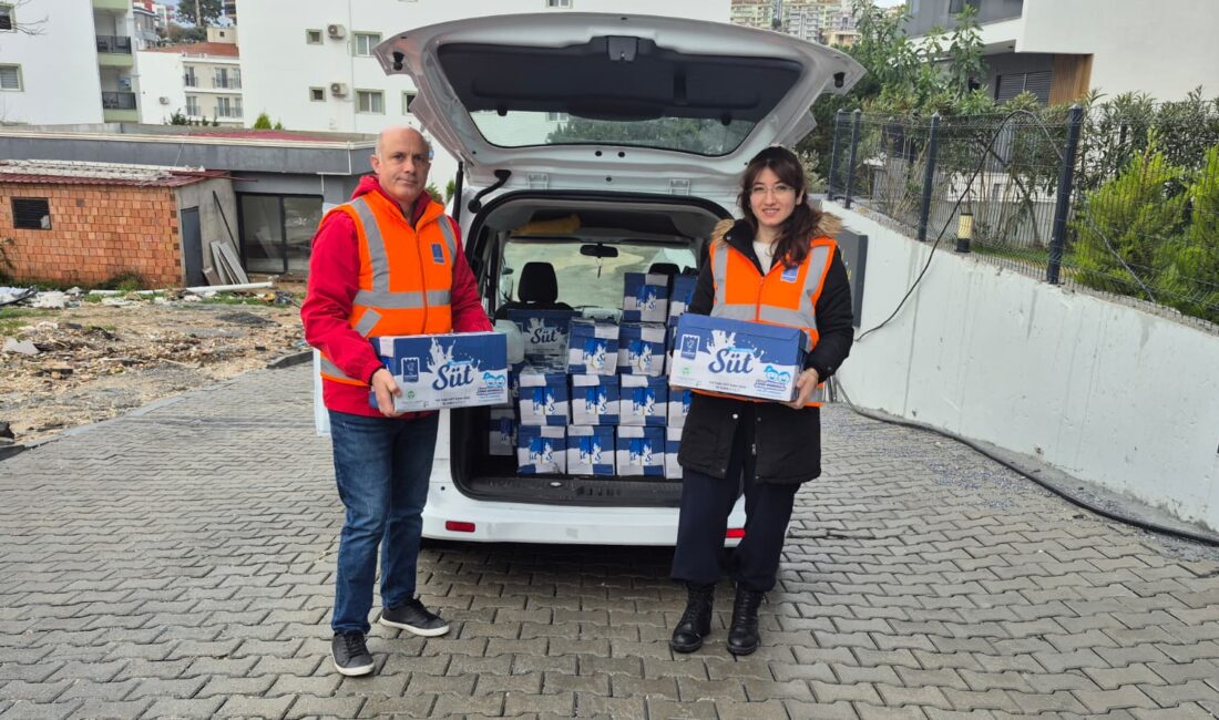 Kuşadası Belediyesi’nin büyüme çağındaki çocuklar için başlattığı süt desteği devam