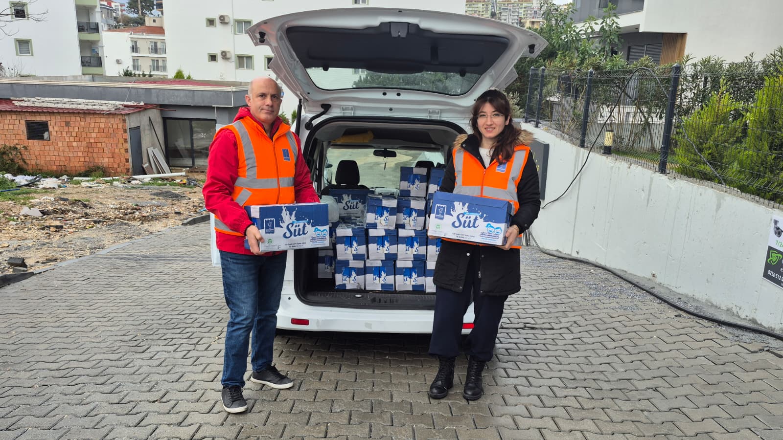 Kuşadası Belediyesi’nin büyüme çağındaki çocuklar için başlattığı süt desteği devam