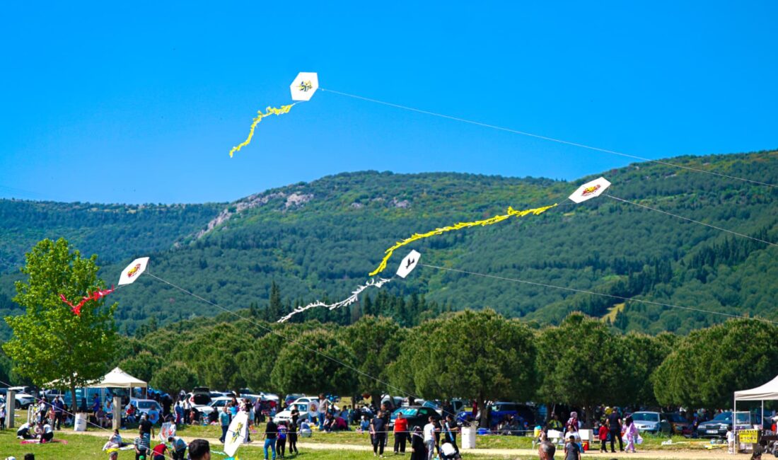 Torbalı Belediyesi’nin 18’incisini düzenlediği Uçurtma Şenliği, binlerce kişinin katılımıyla renkli