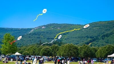 Torbalı Belediyesi’nin 18’incisini düzenlediği Uçurtma Şenliği, binlerce kişinin katılımıyla renkli