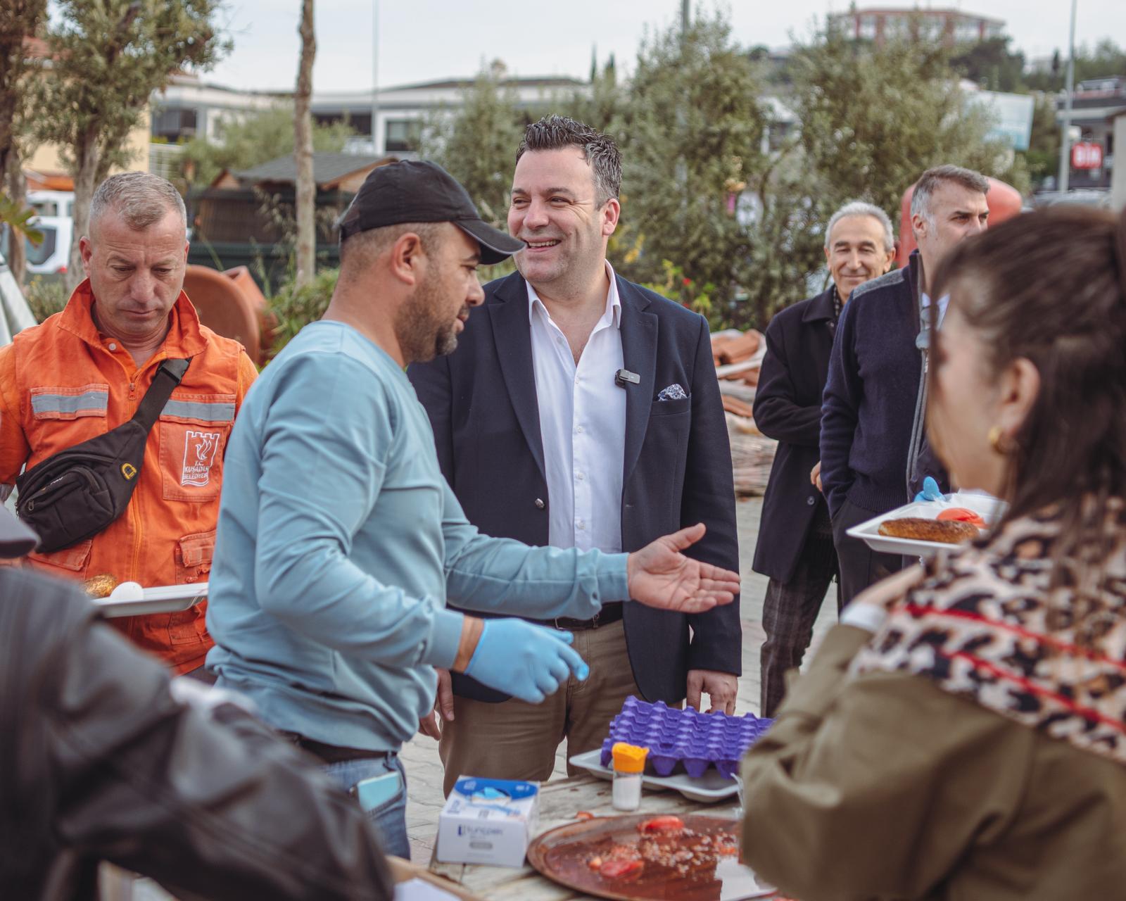 Kuşadası Belediyesi Başkan Vekili Tahsin Demirtaş, saha çalışanlarıyla buluşmalarını sürdürüyor.