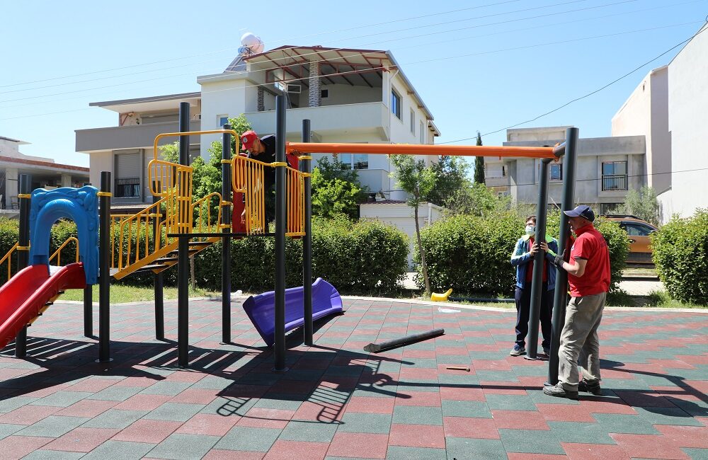 Menderes’te park seferberliği: Şehit Mustafa Mutlu Parkı yenilendi Menderes Belediyesi, Gazipaşa Mahallesi’ndeki Şehit Mustafa Mutlu Parkı’nı yeniledi. Oyun