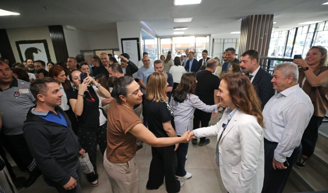 Karşıyaka Belediyesi’nde bayram buluşması Karşıyaka Belediye Başkanı Yıldız Ünsal, Kurban Bayramı dolayısıyla kurum çalışanlarıyla
