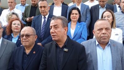 Aydın Büyükşehir Belediye Meclisi öncesi CHP grubu, belediye binası önünde