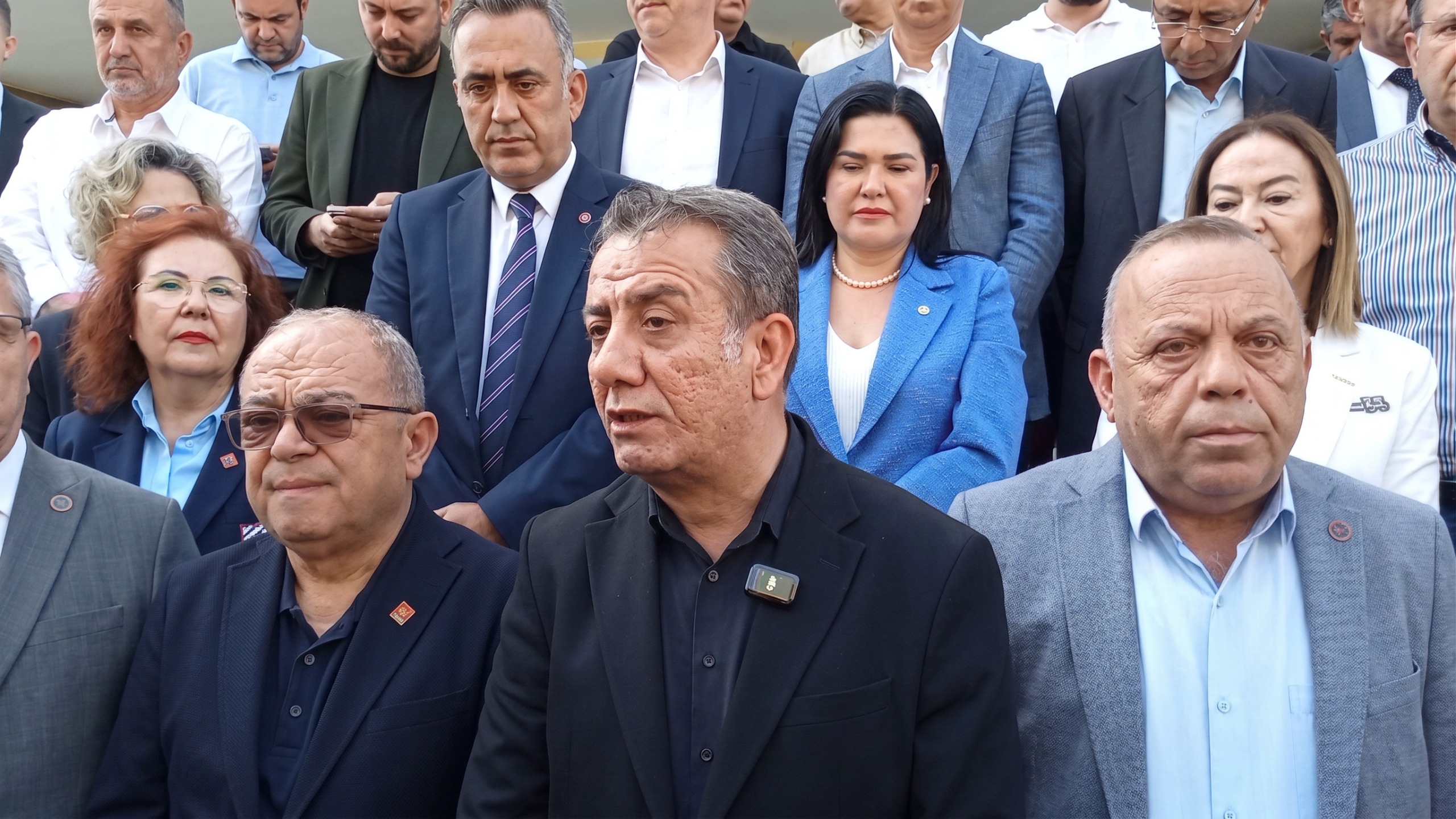 Aydın Büyükşehir Belediye Meclisi öncesi CHP grubu, belediye binası önünde
