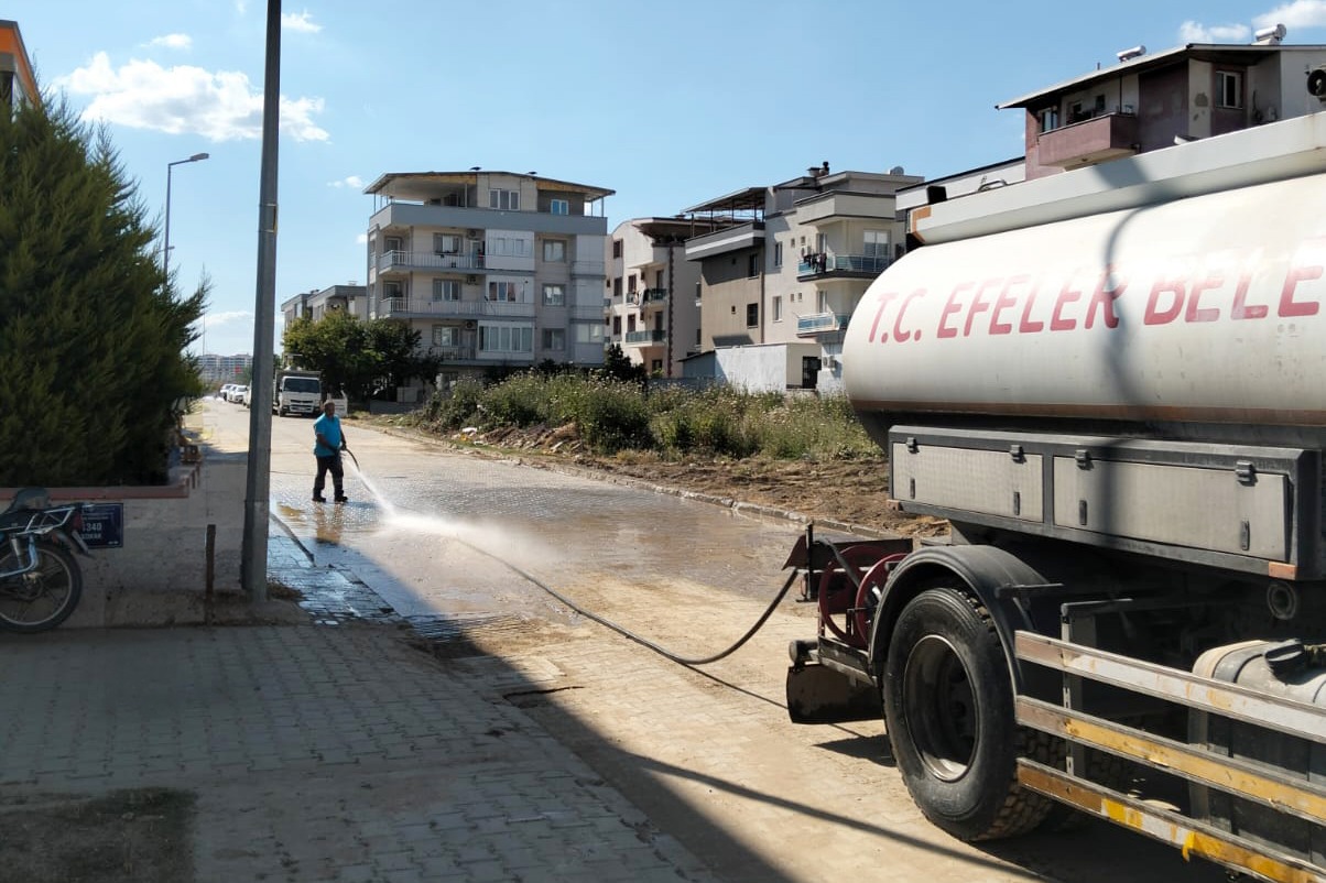 Efeler Mahallesi’nde su patlağı ve inşaat atığının karışmasıyla oluşan çamur
