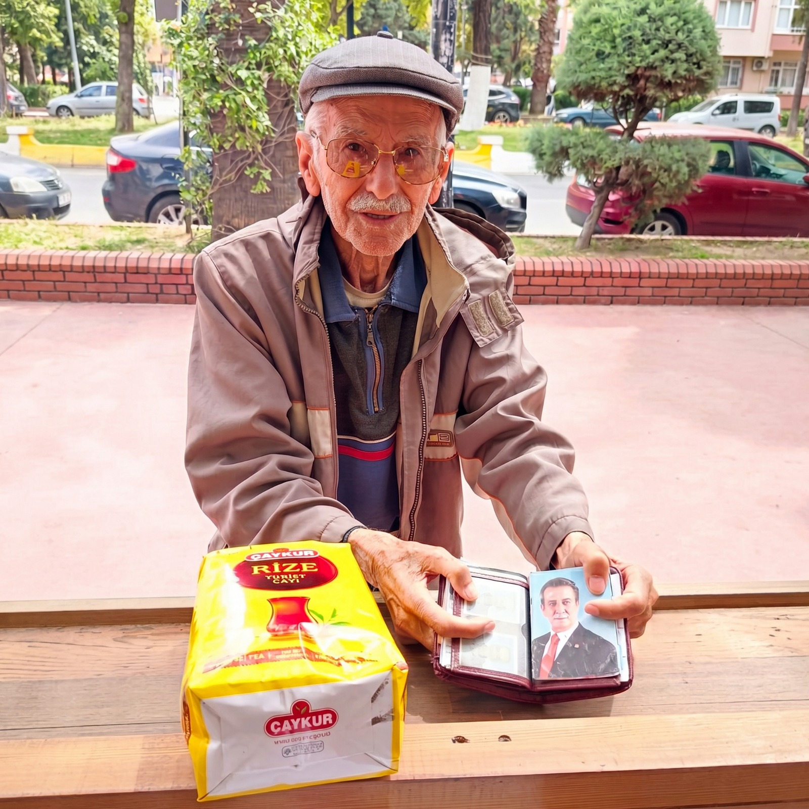 Efeler Belediye Başkanı Anıl Yetişkin’in başlattığı ücretsiz çay ikramı uygulaması,
