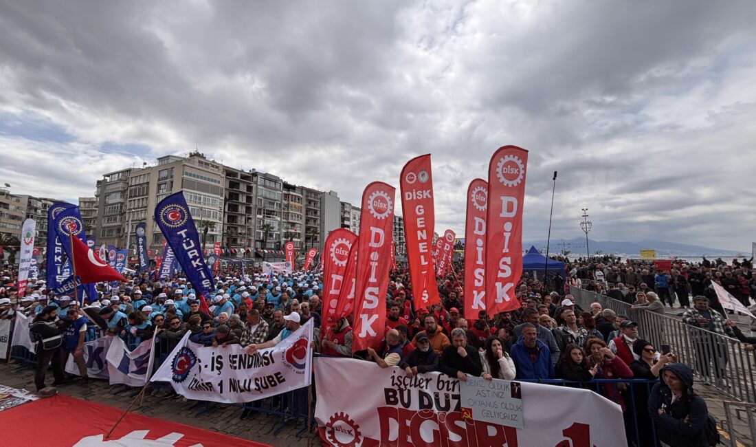 TÜRK-İŞ’e bağlı sendikalar, 1 Mayıs kapsamında Alsancak Limanı’ndan Gündoğdu Meydanı’na