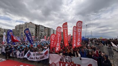 TÜRK-İŞ’e bağlı sendikalar, 1 Mayıs kapsamında Alsancak Limanı’ndan Gündoğdu Meydanı’na