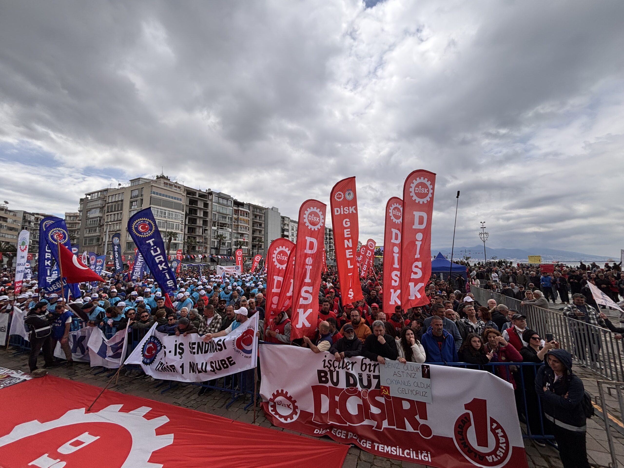 TÜRK-İŞ’e bağlı sendikalar, 1 Mayıs kapsamında Alsancak Limanı’ndan Gündoğdu Meydanı’na