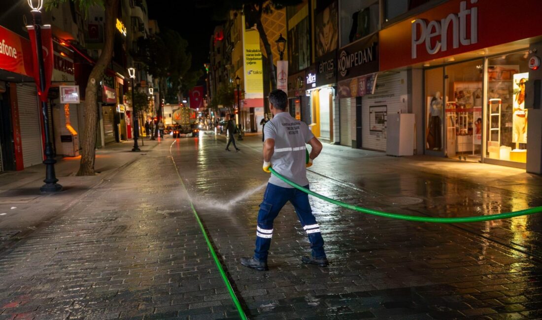 Karşıyaka’da bayram temizliği: Çarşı dip bucak temizlendi Karşıyaka Belediyesi, Kurban Bayramı öncesinde Karşıyaka Çarşısı’nda gece saatlerinde kapsamlı