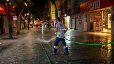 Karşıyaka Belediyesi, Kurban Bayramı öncesinde Karşıyaka Çarşısı’nda gece saatlerinde kapsamlı