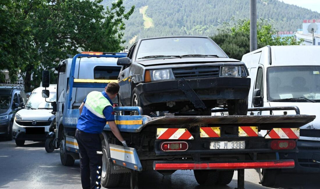 Manisa Büyükşehir Belediyesi, trafik güvenliğini tehdit eden sahipsiz hurda araçları
