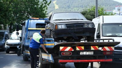 Manisa Büyükşehir Belediyesi, trafik güvenliğini tehdit eden sahipsiz hurda araçları