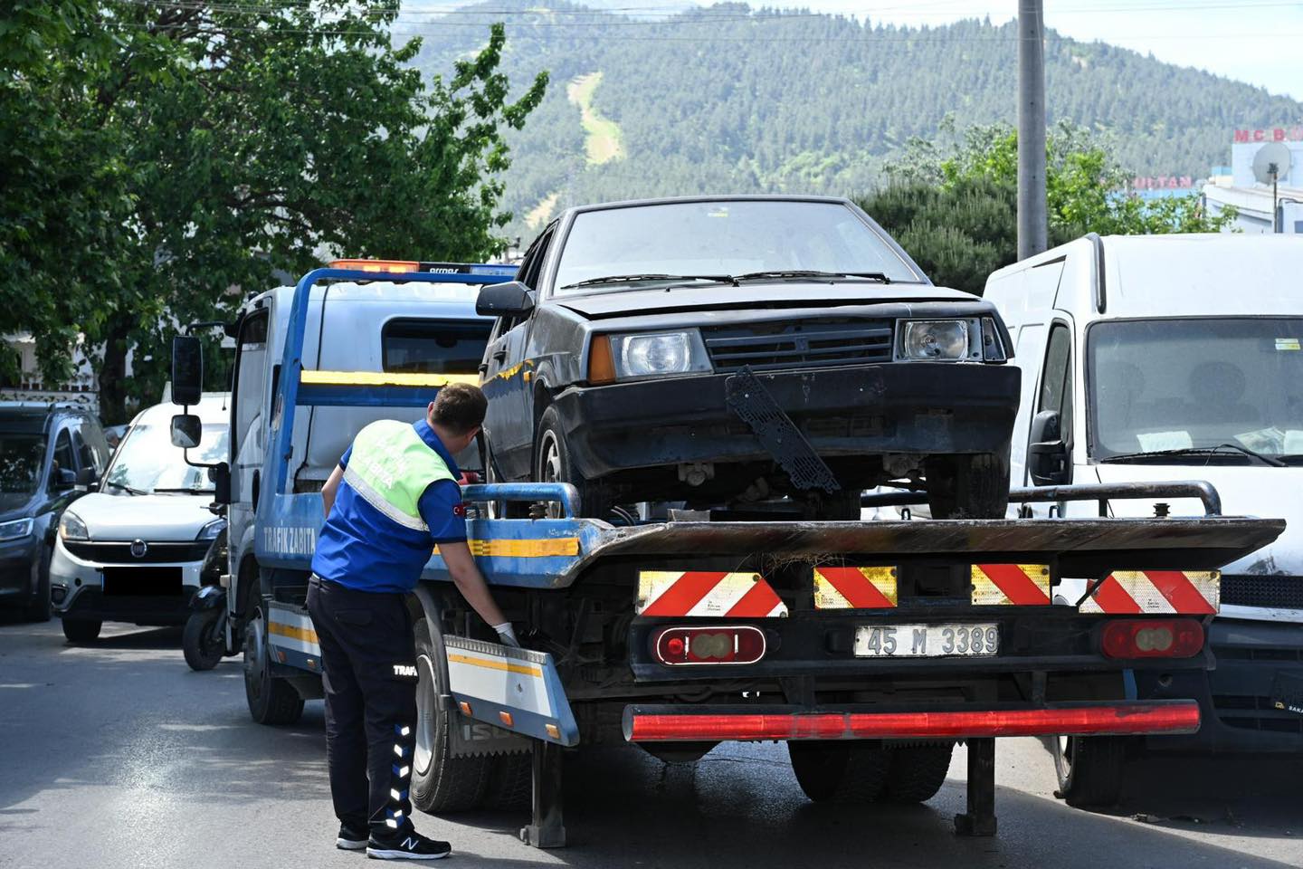 Manisa Büyükşehir Belediyesi, trafik güvenliğini tehdit eden sahipsiz hurda araçları
