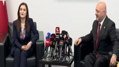 AKP ve CHP de üç bayram sonra bayramlaşma ziyareti gerçekleştirdi.