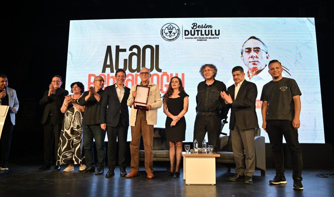 Manisa Büyükşehir Belediyesi’nin düzenlediği “Ataol Behramoğlu Saygı Gecesi”nde usta şair,
