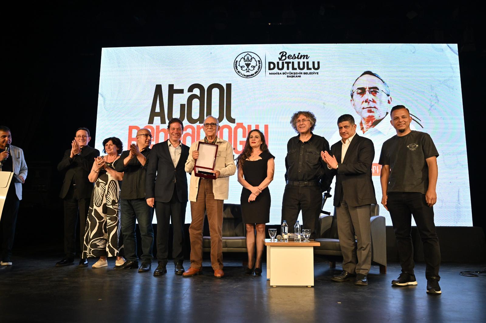 Manisa Büyükşehir Belediyesi’nin düzenlediği “Ataol Behramoğlu Saygı Gecesi”nde usta şair,