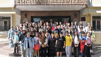Bornova Belediyesi’ni ziyaret eden ortaokul öğrencileri, yerel yönetim sistemi ve