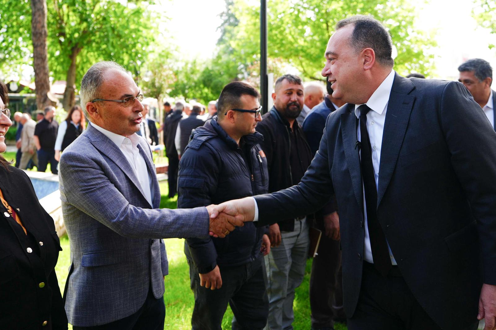 Manisa Büyükşehir Belediye Başkanı Besim Dutlulu, Alaşehir’de muhtarlarla bir araya